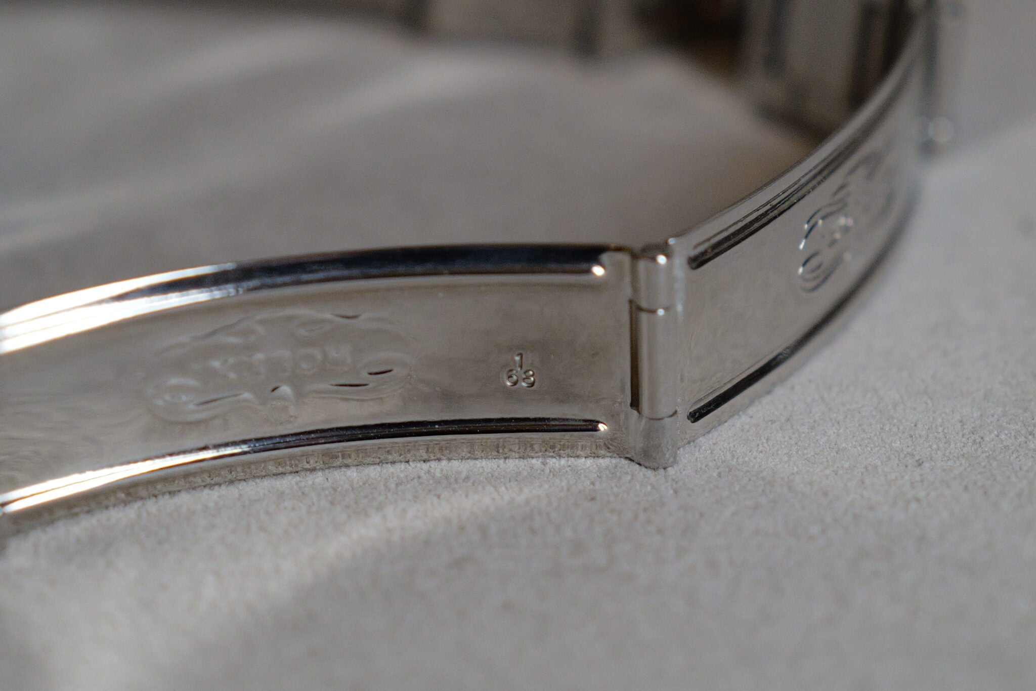 6694 Gilt with Alpha hands